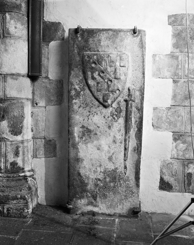 Dalle funéraire, de chevalier, abbaye de bénédictins Saint-Gildas, de bénédictins de la congrégation de Saint-Maur, de soeurs de la charité de Saint-Louis (Saint-Gildas-de-Rhuys)