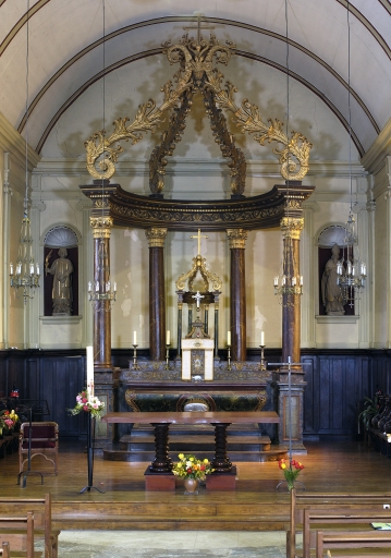 Ensemble du maître-autel : autel, tabernacle, exposition, 2 gradins d'autel, 2 degrés d'autel, baldaquin d'autel