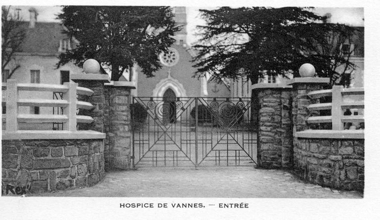 Hôpital général Saint-Louis, actuellement centre hospitalier Chubert, place Grosse ; 20 boulevard Général Maurice Guillaudot ; rue des Quatre frères Créac'h (Vannes)