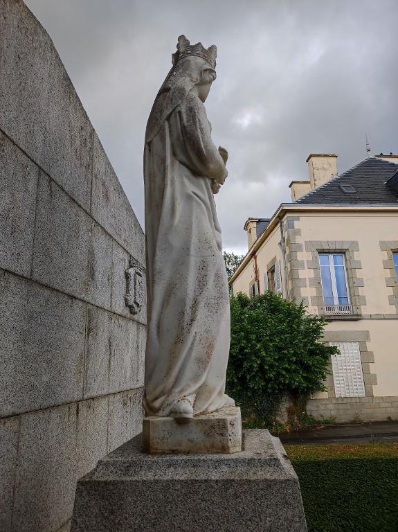 Ensemble commémoratif à Notre-Dame de la Guerche, promenade du Grand Mail (La Guerche-de-Bretagne)
