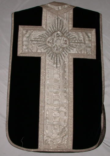 Ornement noir 2 : chasuble, bourse de corporal, étole, manipule, voile de calice