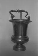 Seau à eau bénite, église paroissiale Notre-Dame (Locmaria-Grand-Champ)