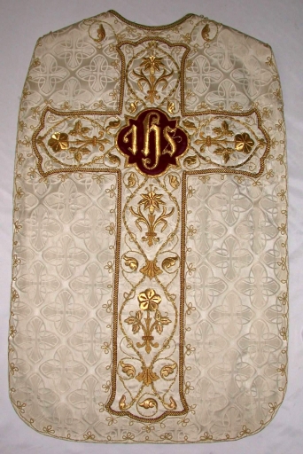 Ornement blanc 2 : chasuble, bourse de corporal, étole, voile de calice