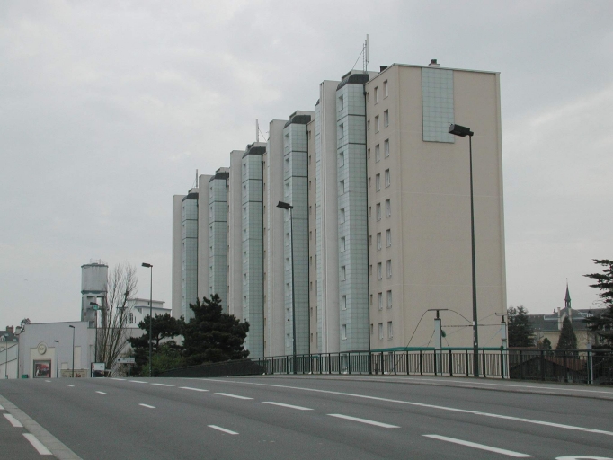 Immeuble, dit H. L. M., rue Saint-Hélier (Rennes)