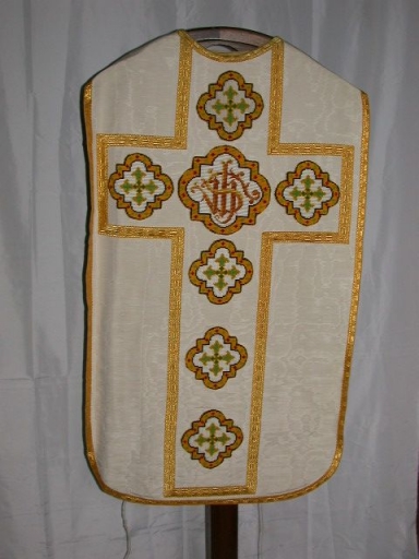 Ornement blanc 2 : chasuble, étole, manipule et bourse de corporal