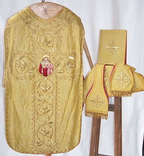 Ornement doré 2 : chasuble, bourse de corporal, étole, manipule, voile de calice