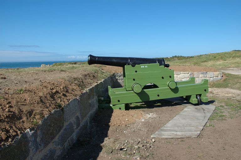 Ensemble de deux batteries de côte, corps de garde, magasin à poudre et guérite puis ensemble fortifié allemand (Re 22), Le Roz (Lanildut)