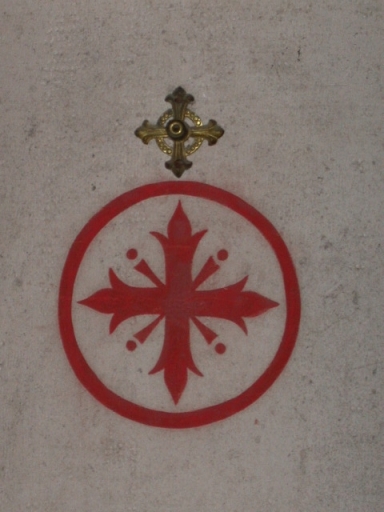 Huit croix de consécration avec porte-luminaires