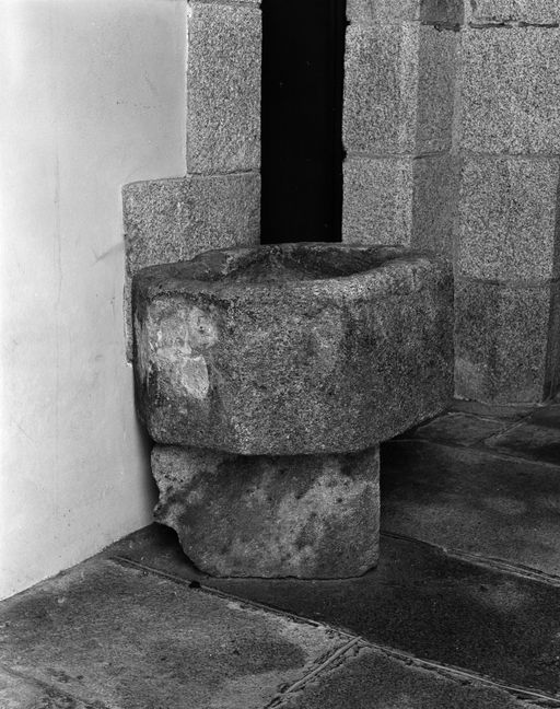 Bénitier, église paroissiale Sainte-Croix (La Croix-Helléan)