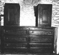 Meuble de sacristie : commode, buffet, chapelle Saint-Méen, le Borne (Guégon)