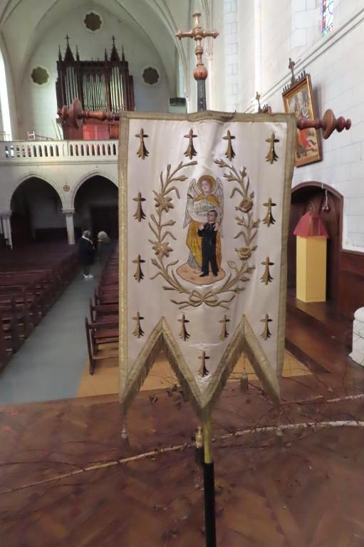 Bannière de procession de la congrégation des Saints Anges, chapelle des congrégations, lycée Saint-Sauveur (Redon)