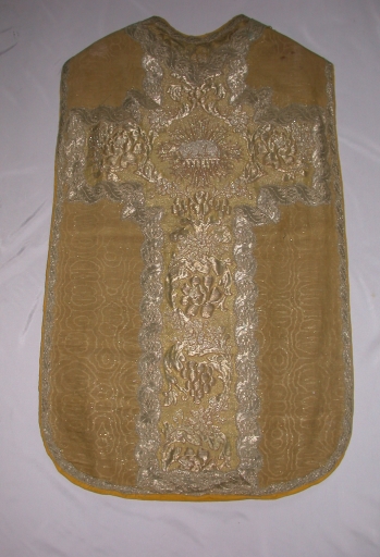 Ornement doré : chasuble, manipule et étole