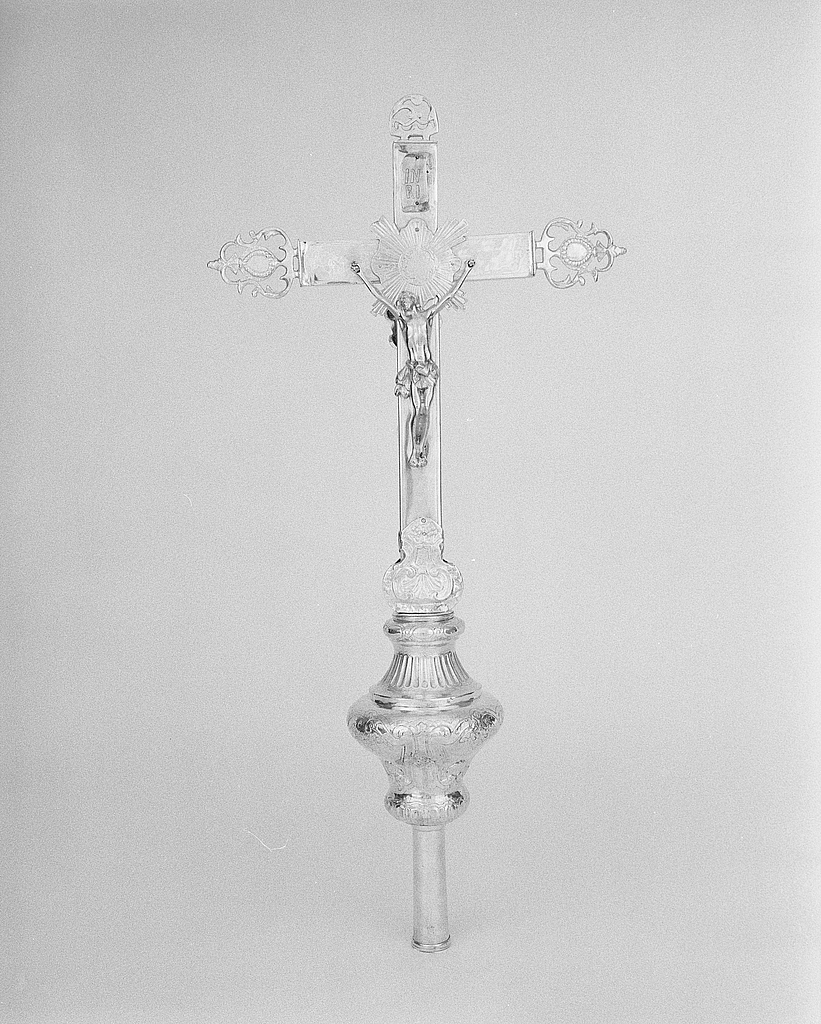 Croix de procession (3), abbaye de bénédictins Saint-Gildas, de bénédictins de la congrégation de Saint-Maur, de soeurs de la charité de Saint-Louis (Saint-Gildas-de-Rhuys)