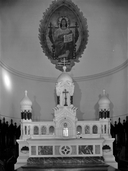 Autel (3), tabernacle (3), statue (5), groupe sculpté (maître-autel, autel secondaire, autel tombeau, tabernacle à ailes) : saint Jean, vierge à l'enfant, saint Joseph et l'enfant, l'éducation de la vierge, saint martyre, saint évêque, église paroissiale Saint-Sulpice (Saint-Sulpice-des-Landes)