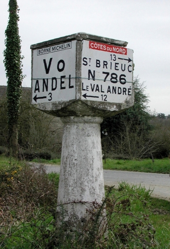 Les voies ferrées, ponts, bornes, centrales hydroélectriques, barrages et quais sur la commune de Morieux (fusionnée en Lamballe-Armor en 2019)