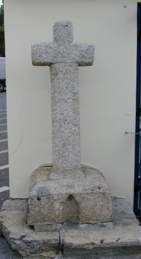 Croix monumentale, 27 rue de Lannevain (Clohars-Carnoët)