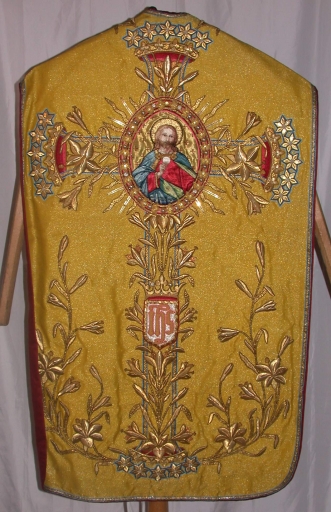 Ornement doré : chasuble, bourse de corporal, étole, manipule, voile de calice