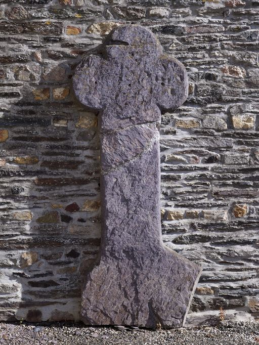 Croix monumentale, dite Croix Pierre, mur ouest du bras sud du transept de l'église (Caro)