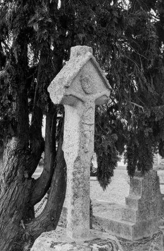 Croix de cimetière, boulevard du Duc Jean V (Pacé)
