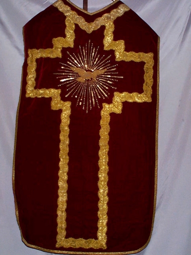 Ornement rouge 2 : chasuble, bourse de corporal, manipule, voile de calice