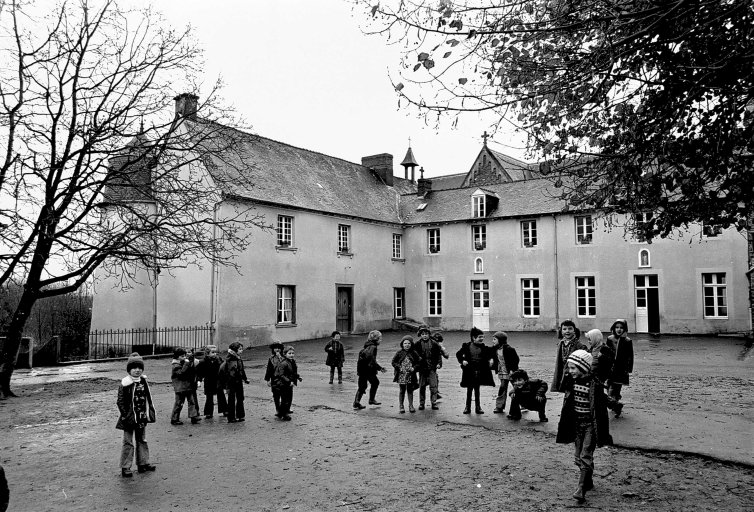 Prieuré, puis école dite des Soeurs, actuellement école mixte maternelle et primaire, place de l'Eglise (Betton)