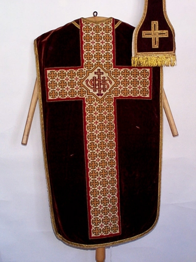 Ornement rouge 2 : chasuble, étole, bourse de corporal, voile de calice
