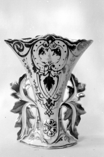 Série de trois vases à fleurs