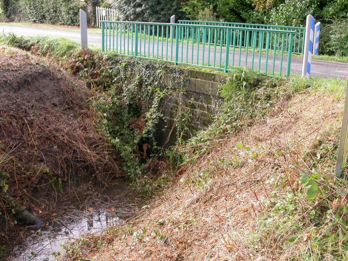 Pont sur la rigole du canal d'Ille et Rance, Bazouges-sous-Hédé, la Guénaudière (Bazouges-sous-Hédé fusionnée avec Hédé pour former la commune de Hédé-Bazouges en 2009)