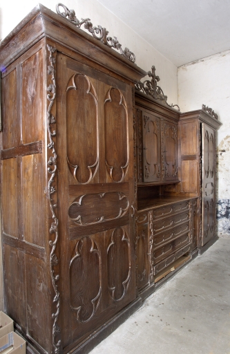 Meubles de sacristie : chasublier, armoires