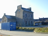 École primaire de garçons, actuellement édifice communal abritant une radio associative et un cabinet d'infirmières (Cuguen)