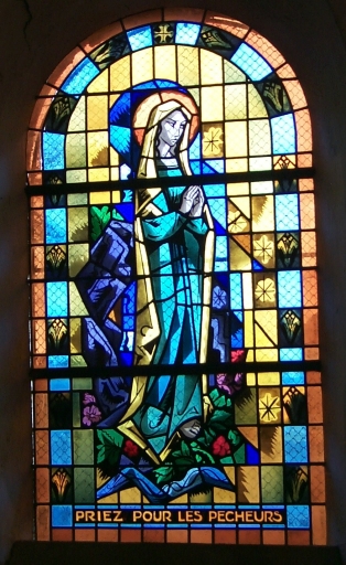 Verrières à personnages des baies 2 et 4 : Apparition de Notre-Dame de Lourdes à Bernadette Soubirous