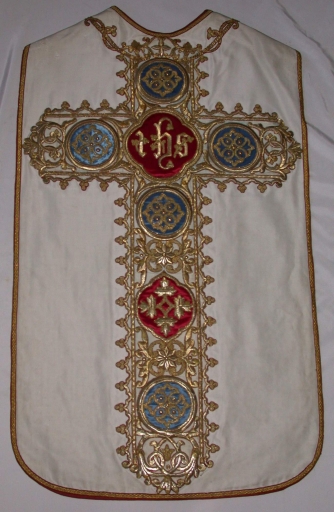 Ornement blanc 2 : chasuble, étole, manipule, voile de calice