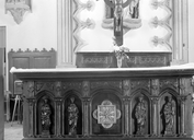Autel (maître-autel, autel tombeau), style néo-gothique, église paroissiale Saint-Aubin (Brandivy)