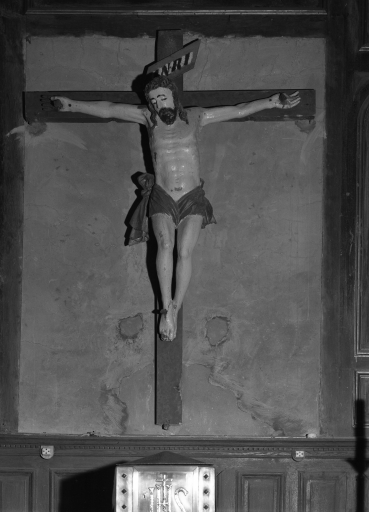 Croix : Christ en croix, église paroissiale Saint-Pierre (Motreff)