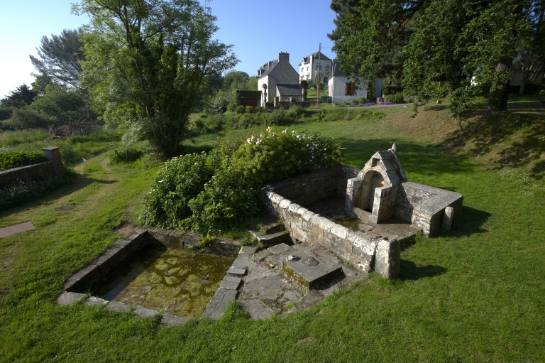 Fontaine de dévotion et lavoir, bourg (Roscanvel)