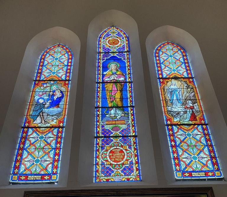 Ensemble de 7 verrières à personnages des baies 0 à 6 : Éducation de la Vierge, Saint Joseph, Saint Fiacre, Donation du Rosaire, Immaculée Conception, apparition de lourdes, Sacré-Cœur et Sainte Marguerite-Marie Alacoque, Sacré-Cœur, Crucifixion, église Sainte-Zéphirine (Tréal)