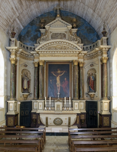 Le maître-autel : tabernacle et deux gradins