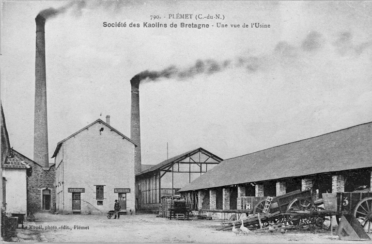 Carrière de kaolin et briqueterie Morane, puis Frugier et Cie, puis Société des kaolins de Bretagne, actuellement société anonyme BNZ, les Landelles, route de Plouguesnat (Plémet)