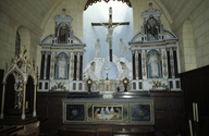 Autel, retable, tabernacle (maître-autel, autel tombeau, retable architecturé, tabernacle à ailes), église paroissiale Saint-Pierre Saint-Paul (Kergrist)