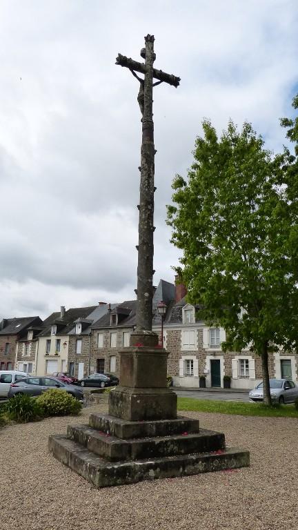 Calvaire, place de l'église (Hédé fusionnée avec Bazouges-sous-Hédé pour former la commune de Hédé-Bazouges en 2009).