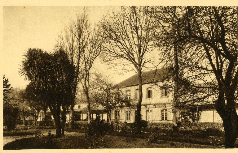 Hôpîtal Saint-Louis (1665 ; incendié en 1678) puis Hôpital de la Marine (1684-1685 ; incendié en 1776) puis Hôpital Clermont-Tonnerre (1822-1835), puis Hôpital Clermont-Tonnerre, Service de Santé des Armées, blockhaus hôpital et enceinte, rue du Colonel Fonferrier, Quartier intra-muros de la rive gauche (Brest)