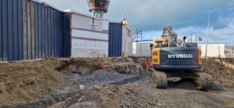 Vue de situation du bunker-poste de commandement de type L 404 situé partiellement sous la gare maritime du Naye (couverture photographique du 22 janvier 2026). La dalle de couverture du bunker dépasse d'environ 1 m de hauteur
