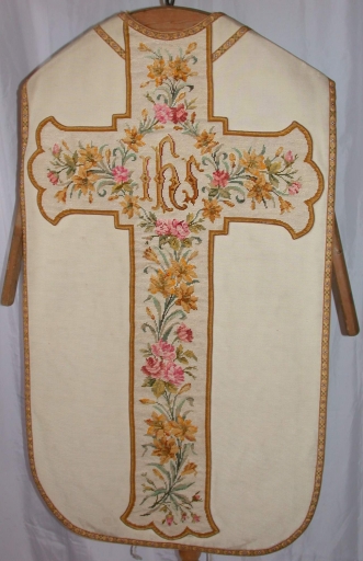 Ornement blanc 6 : chasuble, bourse de corporal, étole, manipule, voile de calice