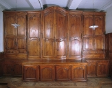Ensemble de meubles de sacristie : chapier, lambris de hauteur, confessionnal, porte-chape