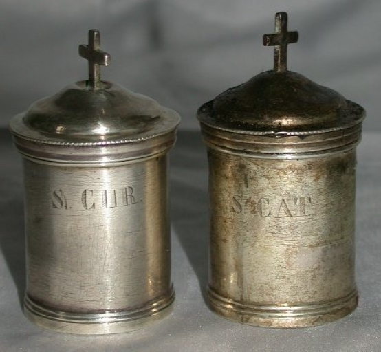 Ampoule à saint Chrême et ampoule à huile des catéchumènes
