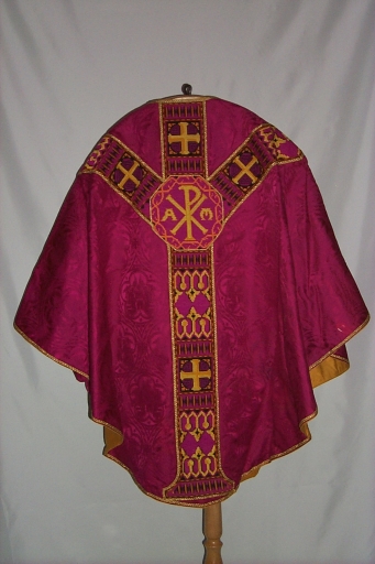 Ornement rouge 2 : chasuble, voile du calice
