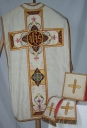 Ornement blanc 2 : chasuble, étole, manipule, bourse du corporal