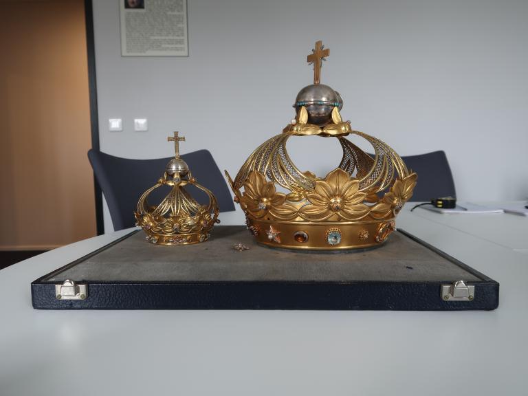 Couronnes de la statue de Notre-Dame de Délivrance, basilique Notre-Dame-de-Délivrance (Quintin)