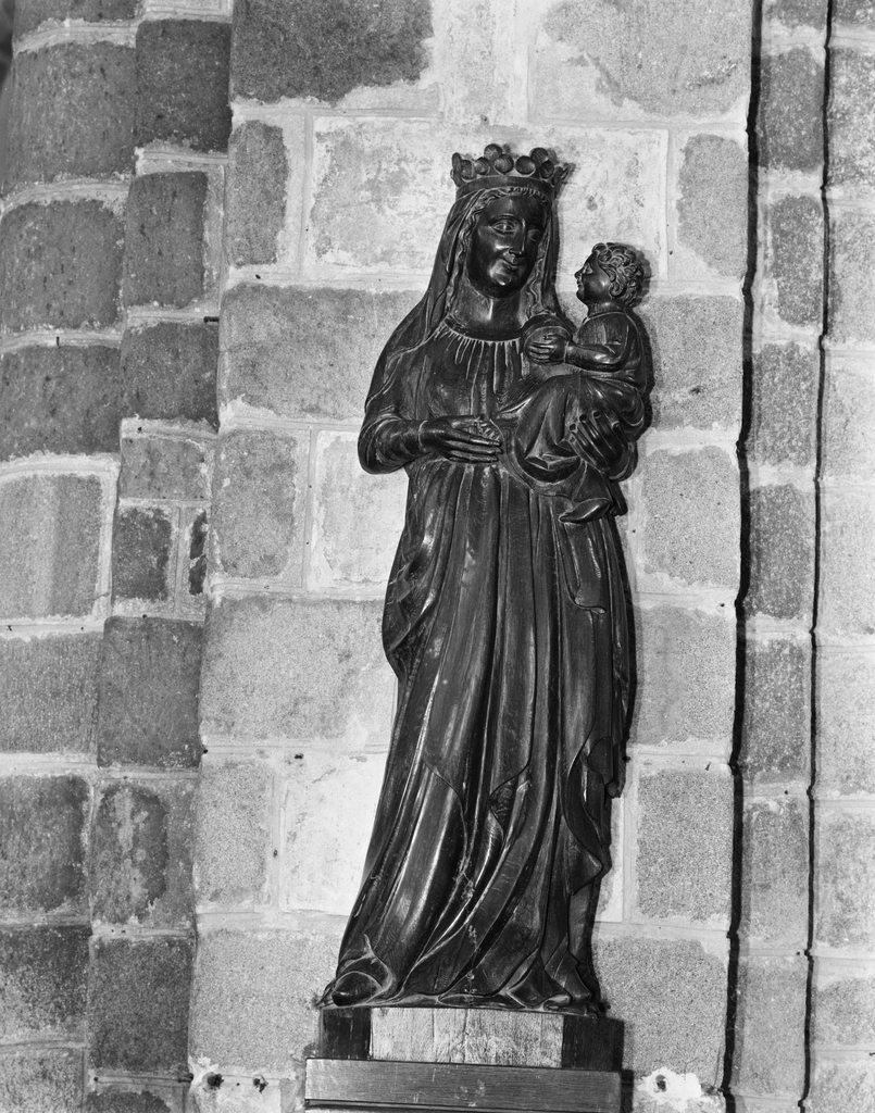 Groupe sculpté, statue (petite nature) : Vierge à l' enfant, Education de la Vierge, abbaye de bénédictins Saint-Gildas, de bénédictins de la congrégation de Saint-Maur, de soeurs de la charité de Saint-Louis (Saint-Gildas-de-Rhuys)