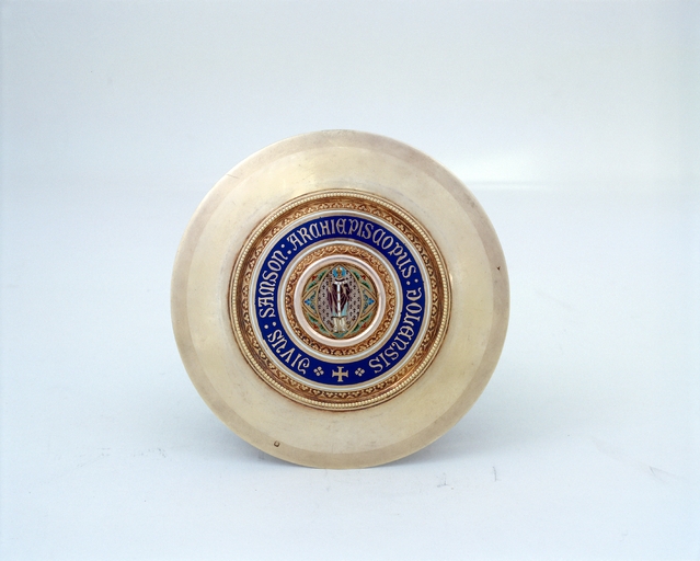 Patène 5 : saint évêque